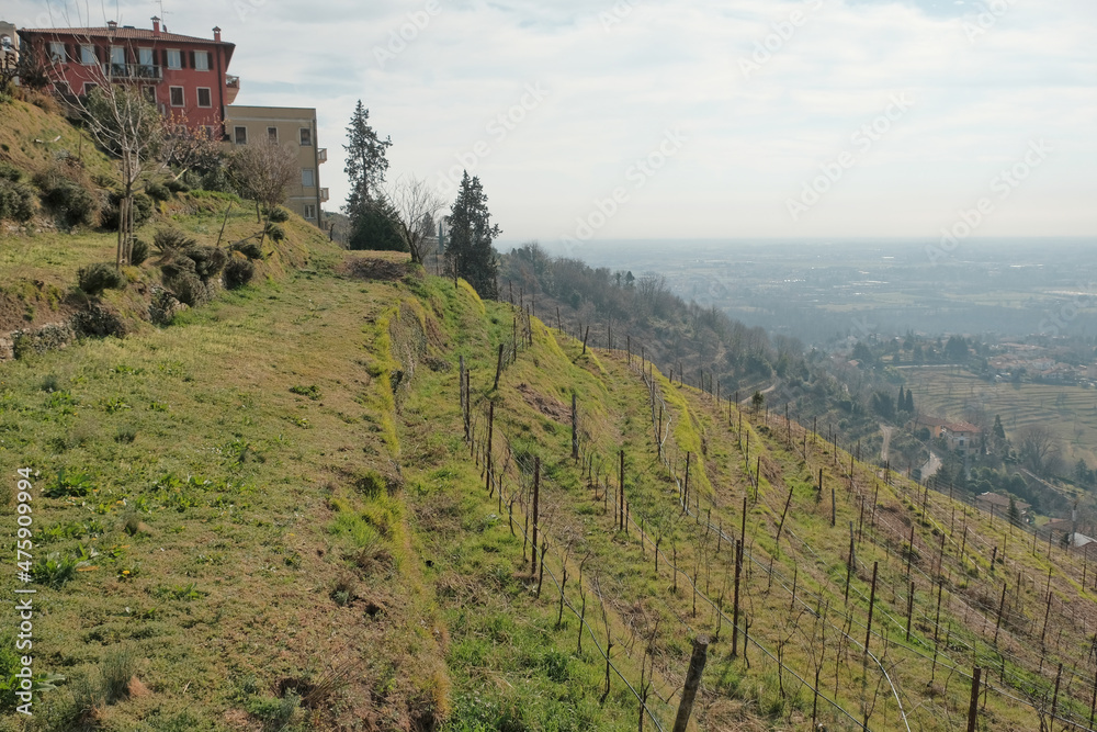 Panorama rurale su una delle colline di Montevecchia in provincia di Lecco, Lombardia, Italia.