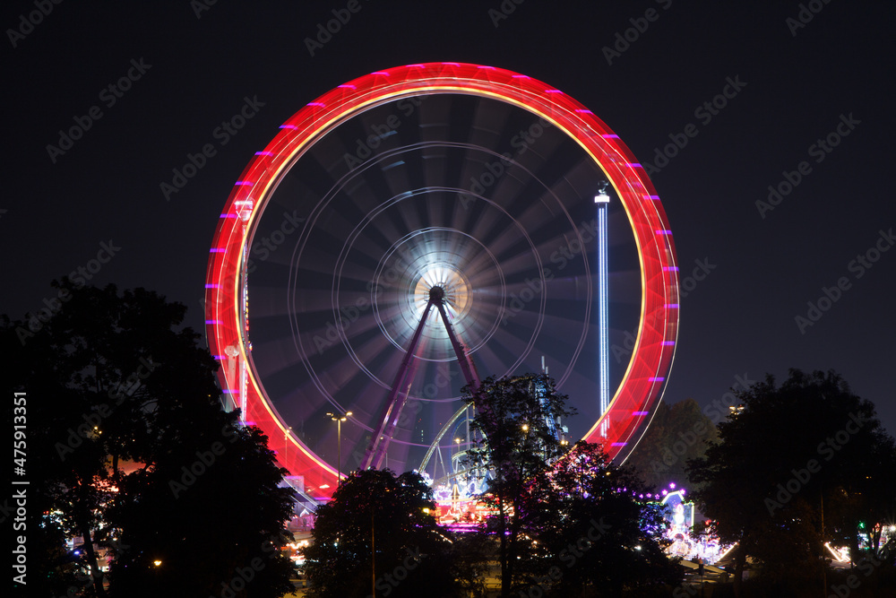 Langzeitbelichtung von einem Riesenrad auf dem Cannstatter Volksfest