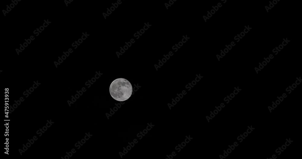 Der Vollmond wird teilweise durch Wolken verdeckt Der Vollmond wird teilweise durch Wolken verdeckt