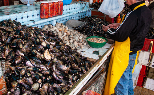 Puesto de venta de frutos de mar en Puerto Mont, Chile.   Choros malton, almejas, choritos y piures