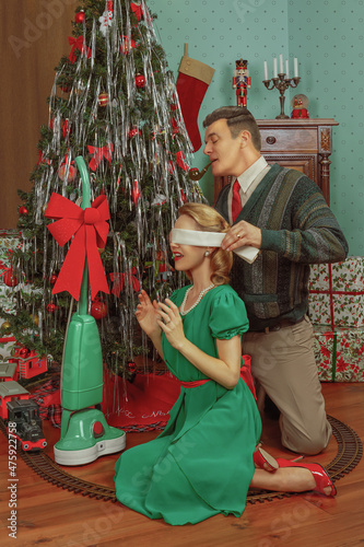 Foto Vintage photography of a married couple from the 1950s in front of a Christmas t