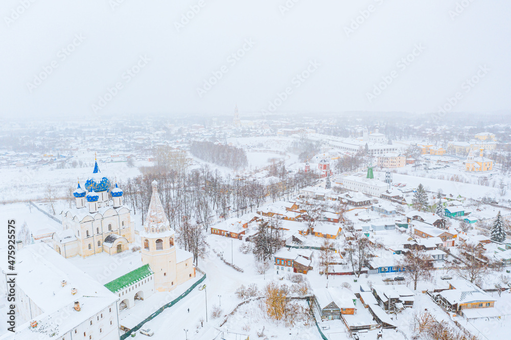 Obraz premium Aerial drone view of Suzdal Kremlin and cathedral of Nativity at the Kamenka river, Russia during winter with snow. Suzdal golden ring of Russia