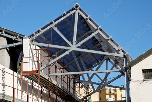 Load bearing structure of an industrial roof under construction