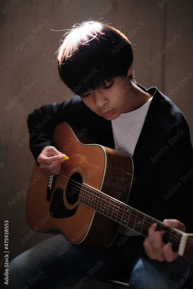 Obraz premium ギターを演奏する人