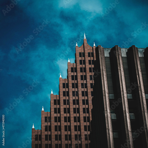 Fotografía Vertical shot of the TC Energy Building in Houston under the blue sky
