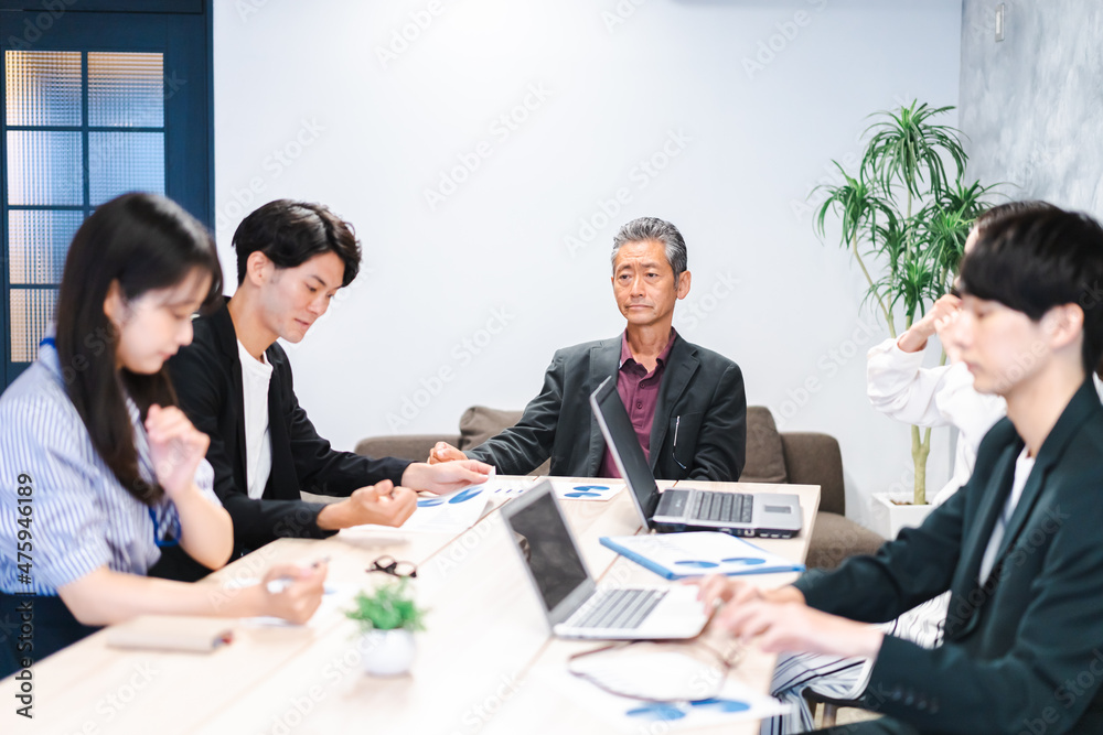 明るい雰囲気で会議をするビジネスパーソン