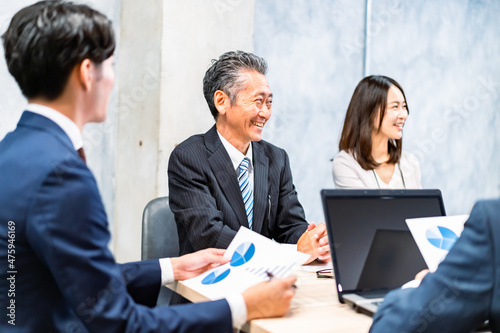 明るい雰囲気で会議をするビジネスパーソン