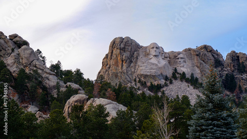 Fotografie Mount Rushmore from the road, Black Hills, South Dakota