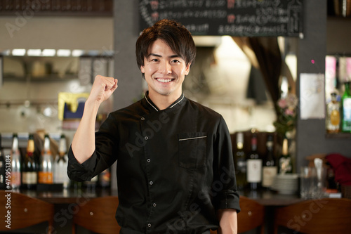レストランでガッツポーズをするアジア人の男性 photo