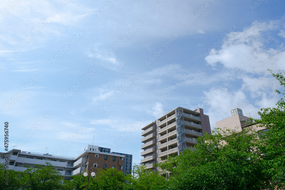 空と太陽とマンション