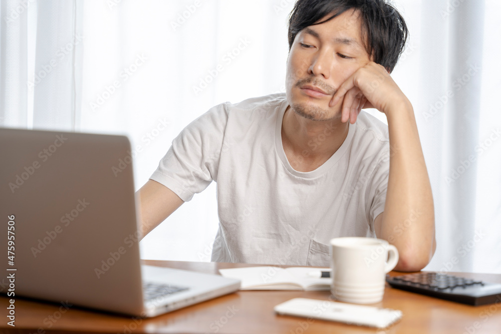 人物とパソコンとリモート 人物とパソコンとリモート