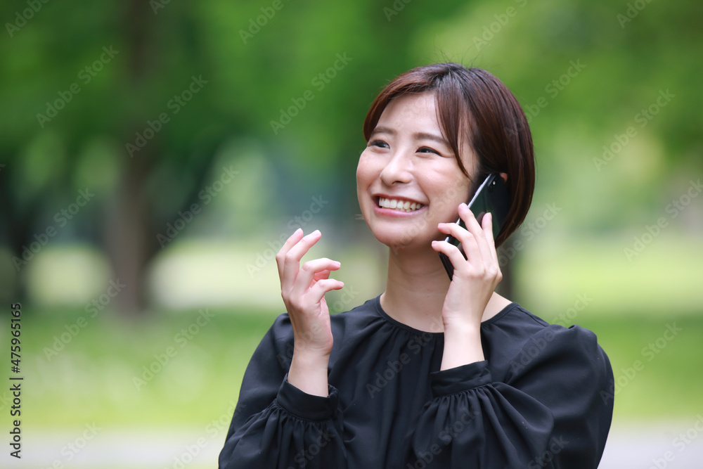 通話する女性 通話する女性