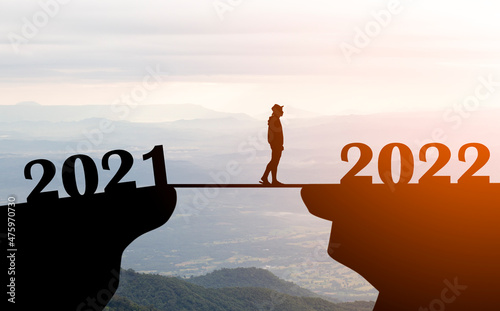 silhouette of  person walking from 2021 to 2022 number on top of mountain at sun Fototapete