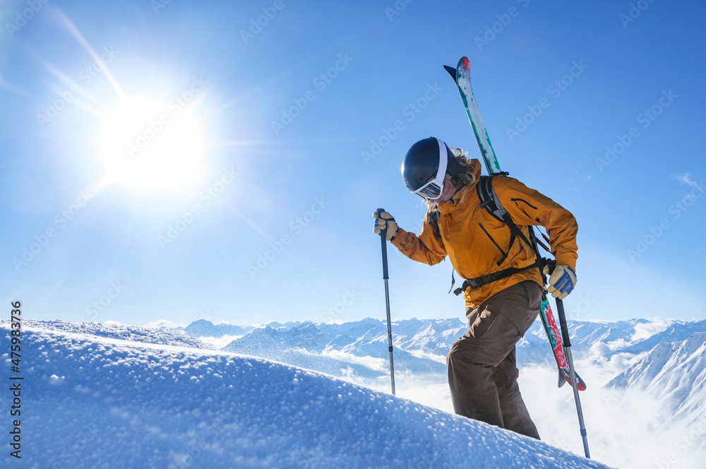 Freeskier beim Aufstieg im Hochgebirge in der Innsbrucker Nordkette Freeskier beim Aufstieg im Hochgebirge in der Innsbrucker Nordkette