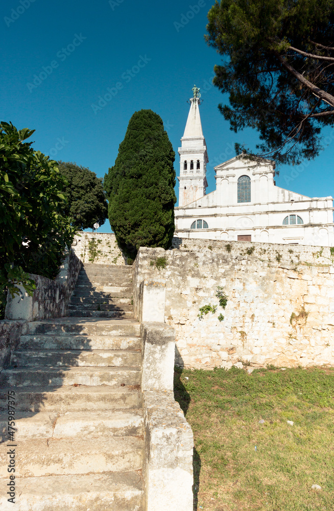La cathédralebasilique SainteEuphémie est une cathédrale catholique