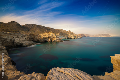 Fotografía nocturna de la bahía con amplio mar y cielo del Playazo en Rodalquilar, Parque Natural Cabo de Gata