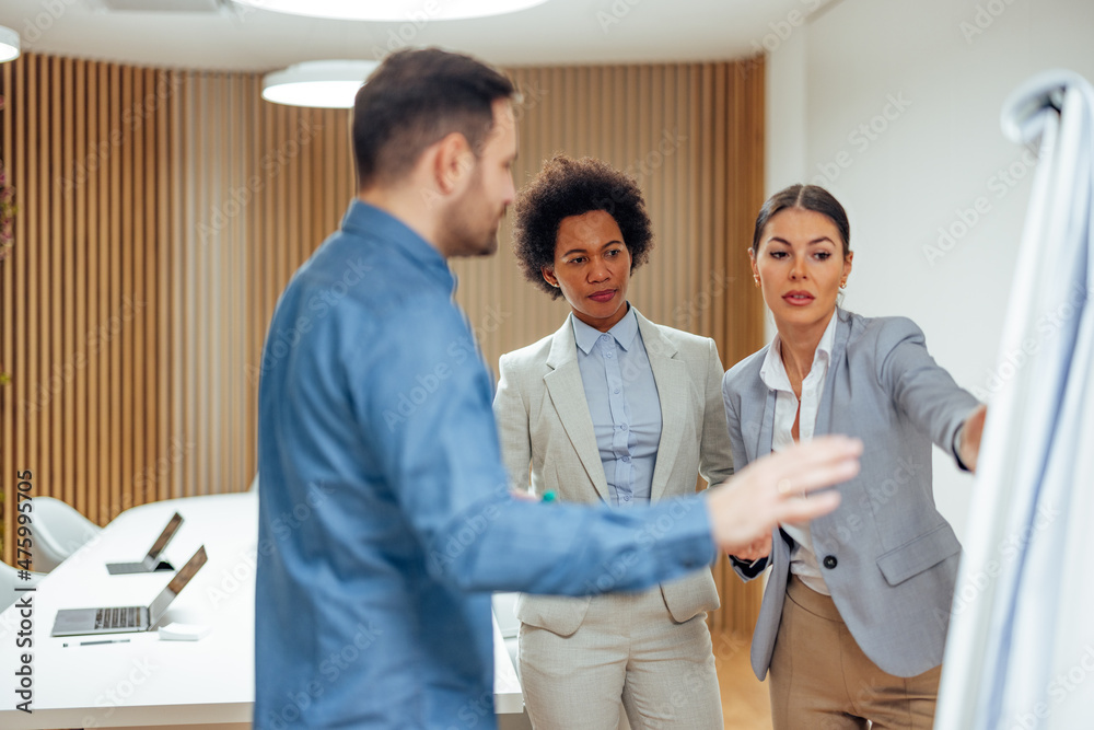 Obraz premium Hardworking corporate team, looking for ways to improve their product.