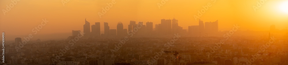 Obraz premium Gennevilliers, France - 11 10 2021: Panoramic view of La Defense towers district from Gennevilliers