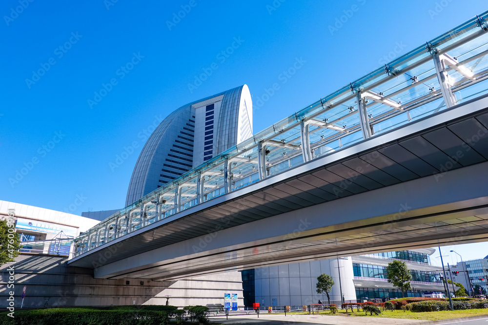みなとみらい駅のあるクイーンズスクエアとパシフィコ横浜を結ぶクイーンモール橋（神奈川県横浜市）