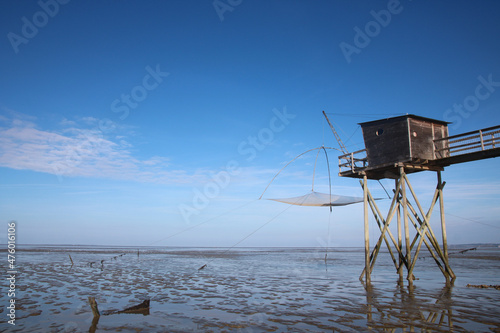 Tout au long de la côte se dresse des esplanades en bois, souvent agrémentées d’une cabane sur pilotis surplombant la mer, ce sont des pêcheries de Moutiers en Retz en Loire Atlantique