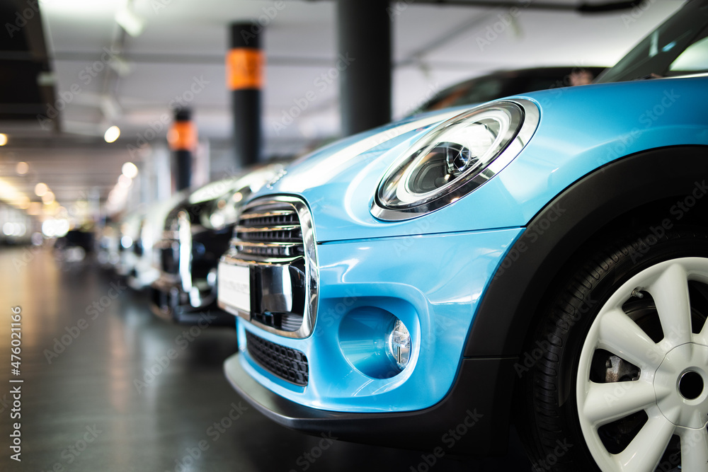 Autos in einem Showroom im Autohaus, Neuwagen, Gebrauchtwagen, Automobilindustrie Autos in einem Showroom im Autohaus, Neuwagen, Gebrauchtwagen, Automobilindustrie