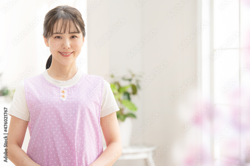 保育士の求人などに使える保育士さんのイメージ コピースペースあり カメラ目線 保育士の求人などに使える保育士さんのイメージ コピースペースあり カメラ目線