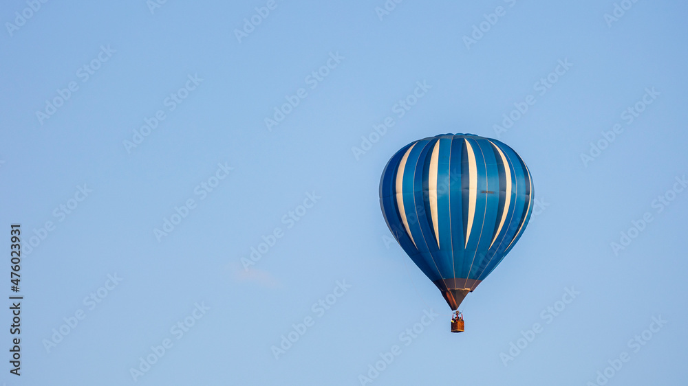 Naklejka premium 青い気球と青い空