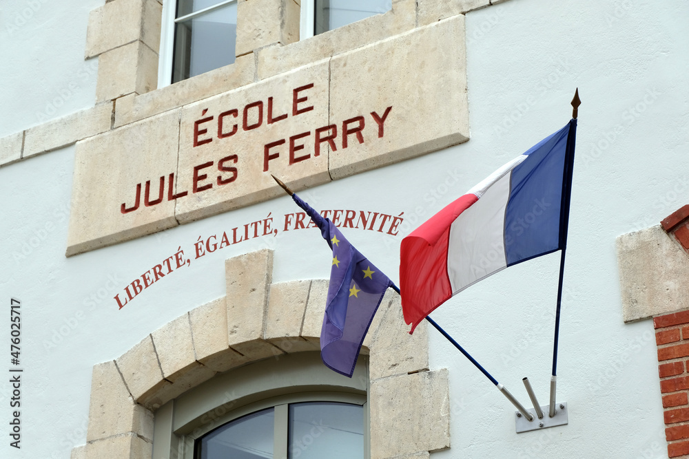 Entrée de l'école Jules Ferry à Vannes avec un drapeau français et