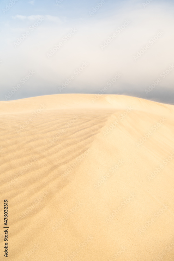 Wydmy z piasku o wschodzie słońca, Hiszpania