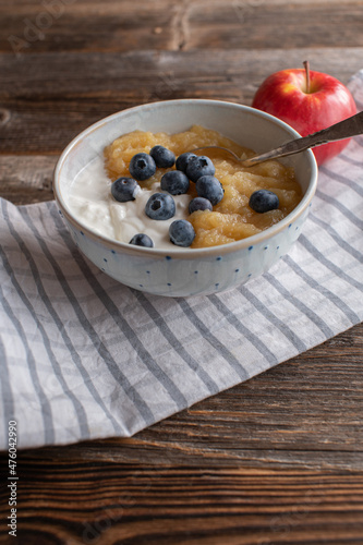 Foto Light breakfast with high protein skyr, homemade applesauce and fresh blueberrie