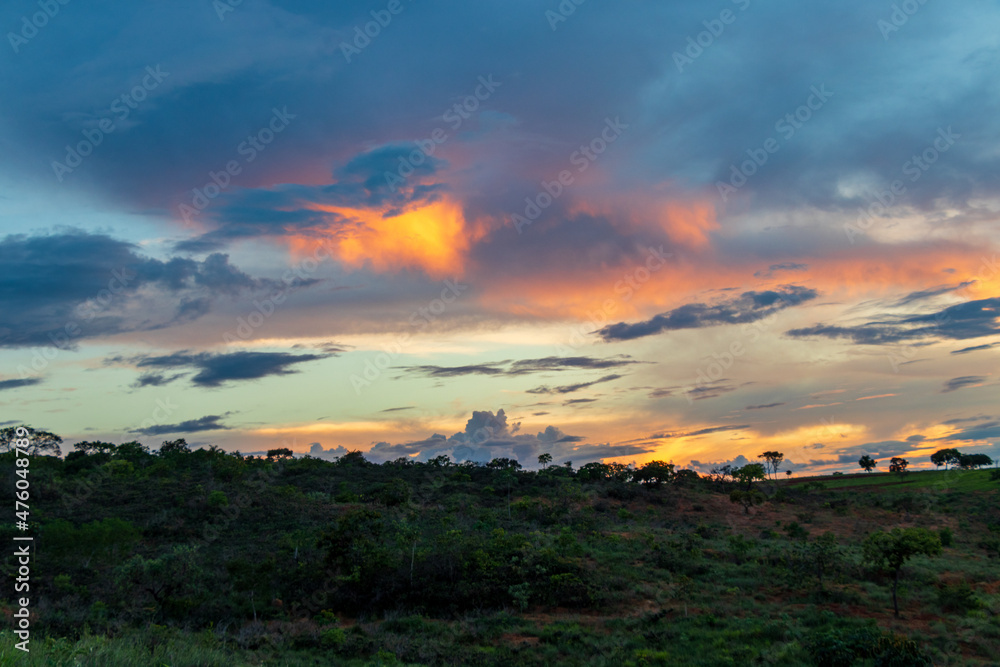 Anoitecer na fazenda com céu colorido em Minas Gerais, Brasil.
