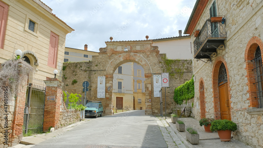 Le mura che circondano il centro storico di Asciano in provincia di Siena, Italia.
