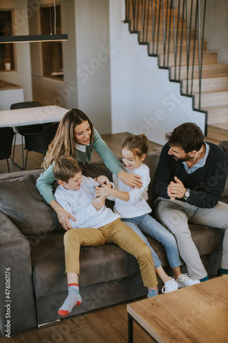 Siblings fighting over TV r...