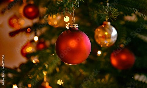 Christmas decorations on the pine branch bokeh effekt