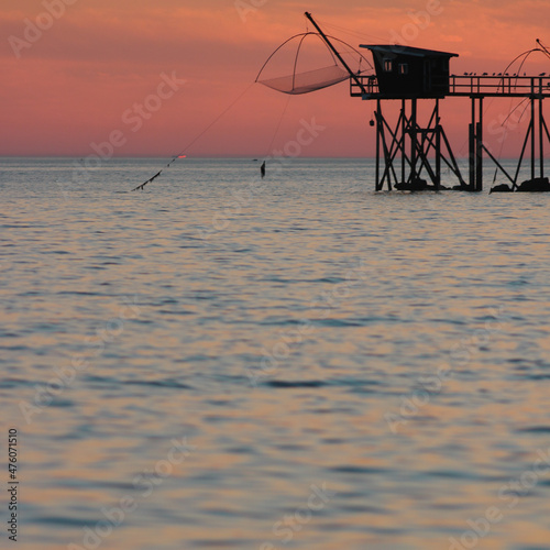 Tout au long de la côte se dresse des esplanades en bois, souvent agrémentées d’une cabane sur pilotis surplombant la mer... ce sont des pêcheries en Loire Atlantique photo