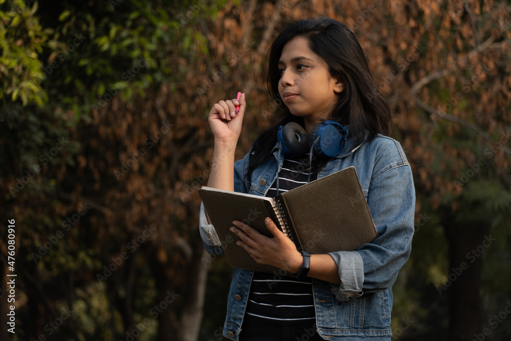 Fototapeta premium Girl of a college student in thinking