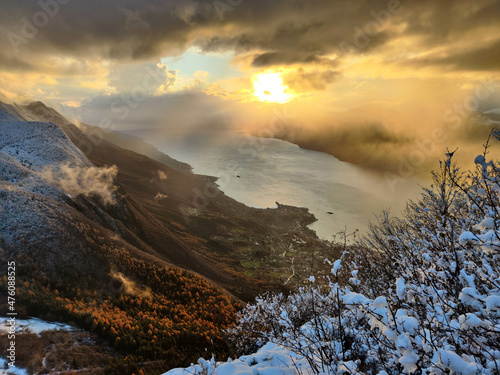 Snow landscape and Garda Lake, panorama di neve e il lago di Garda