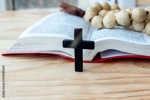 Canvas Print Cross and Bible on the table, prayer time