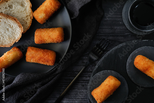 Foto Homemade traditional Spanish croquettes or croquetas on a black background