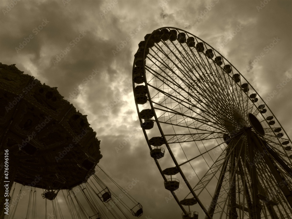 Fototapeta premium Riesenrad und Kettenkarrussell im Retro-Look / Sepia