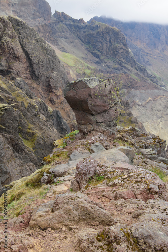 Fototapeta premium Wanderung im Nationalpark Skaftafell und Vatnajökull im südosten von Island mit seinen Flechten und Moosen, Hochebene und Felsen ein Wanderparadies.