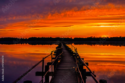 old iron footbridge on the lake at sunset Fototapet