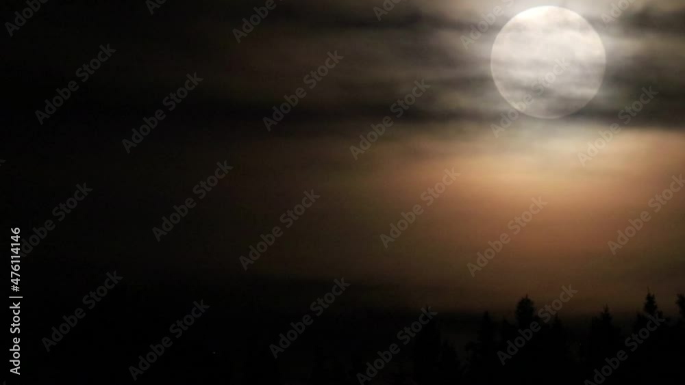 une super lune dans le ciel