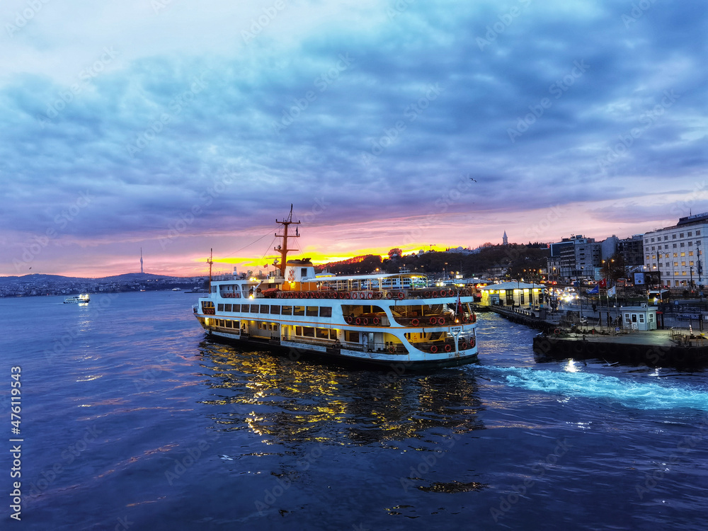 Fototapeta premium Golden Hour at Istanbul, Turkey 