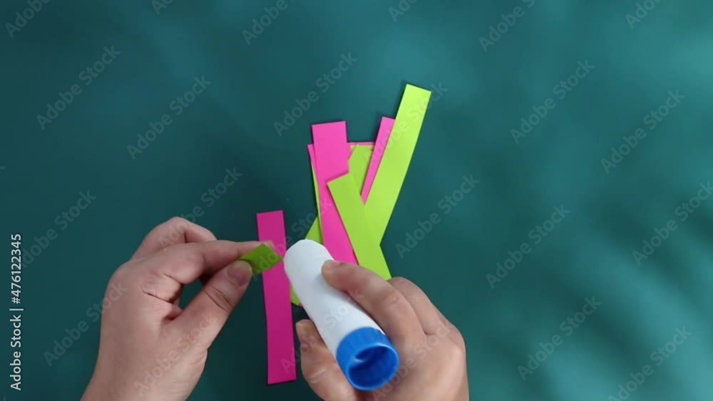 Vidéo Stock DIY Christmas garland. Garland of colored paper rings