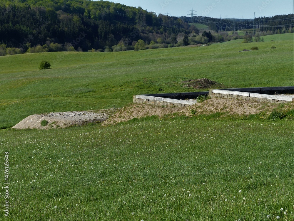 Rekonstruierte Fundamente römischer Streifenhäuser mit Landschaften in Nettersheim / Eifel