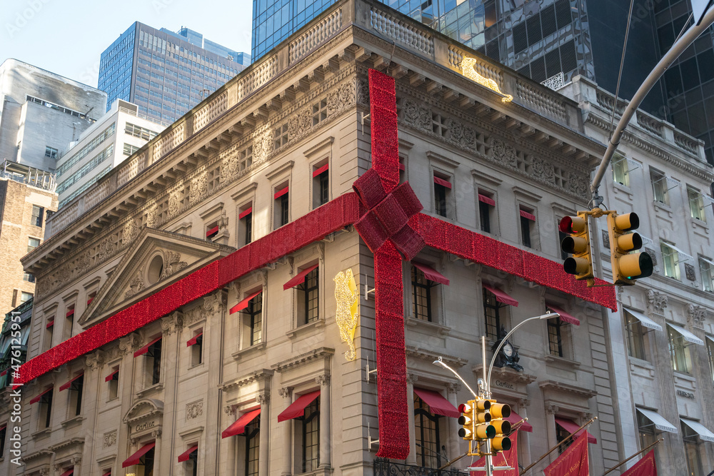 New York City, New York - December 2019: 2019 installation of the Cartier flagship store on Fifth Avenue with the gigantic bow and jaguars climbing the sides.  - obrazy, fototapety, plakaty 