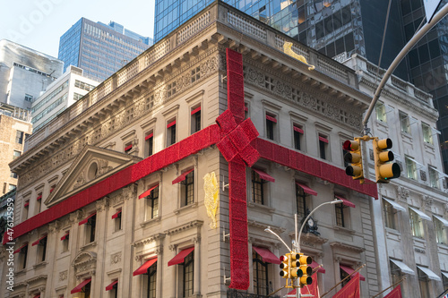 New York City, New York - December 2019: 2019 installation of the Cartier flagship store on Fifth Avenue with the gigantic bow and jaguars climbing the sides.  © Erin