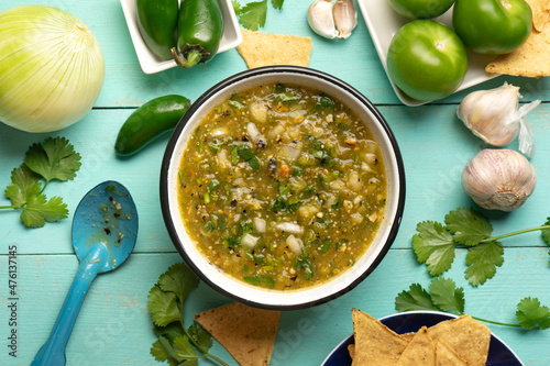 Foto Green hot sauce with jalapeno pepper. Mexican food