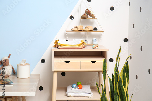 Stand-up table with baby cl...